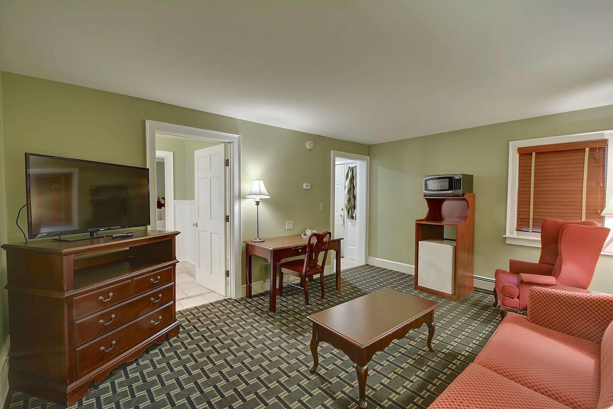 Colonial And 3*